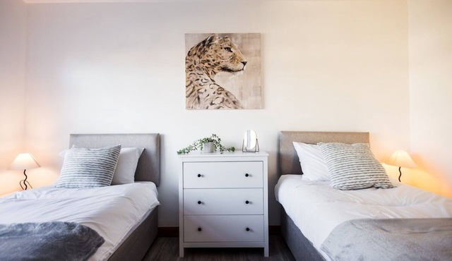 Spacious 4 Bed with Free Parking