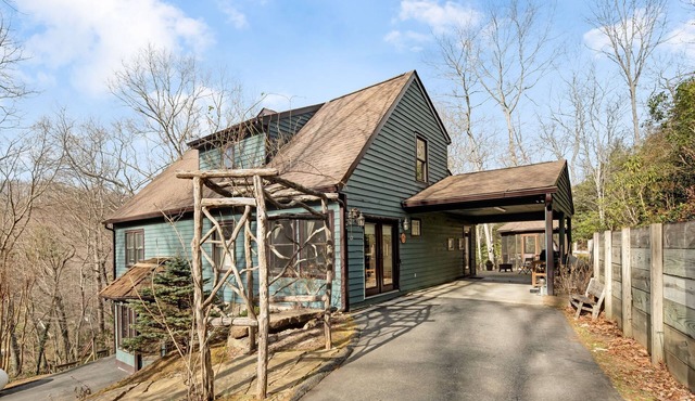 Spacious 4-bedroom house with AC in tranquil Black Mountain