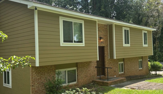 Spacious 4-bedroom house in charming Stone Mountain with WiFi, AC
