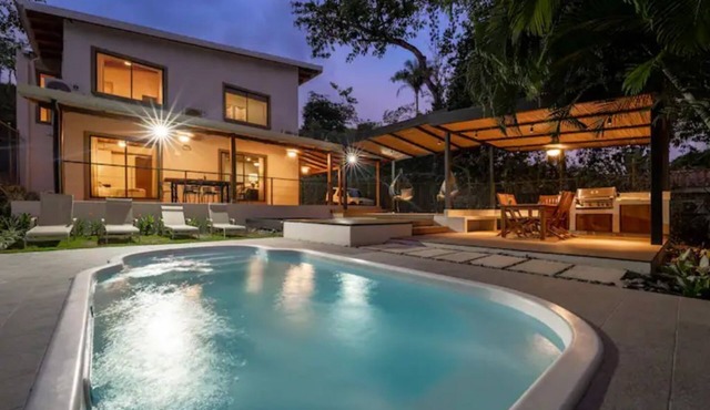Spacious 4-Bedroom with Private Pool and BBQ Patio