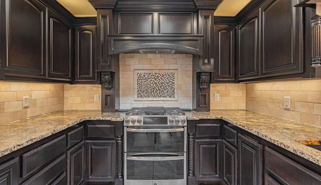 Spacious 4-bedroom House with a Pool, Hot Tub and a Large Backyard