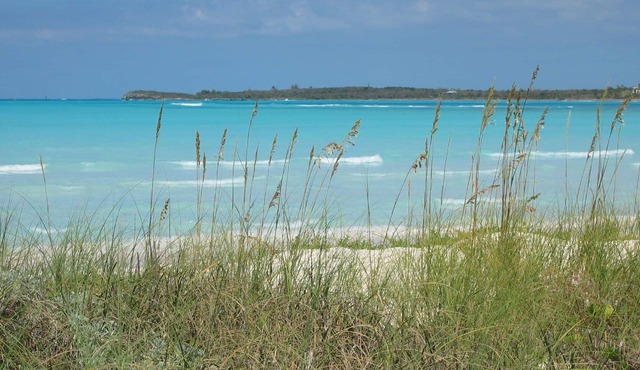 Spacious 4 Bedroom 2 Bath Villa, Sea View 2 minute walk to beach, Kayak Included