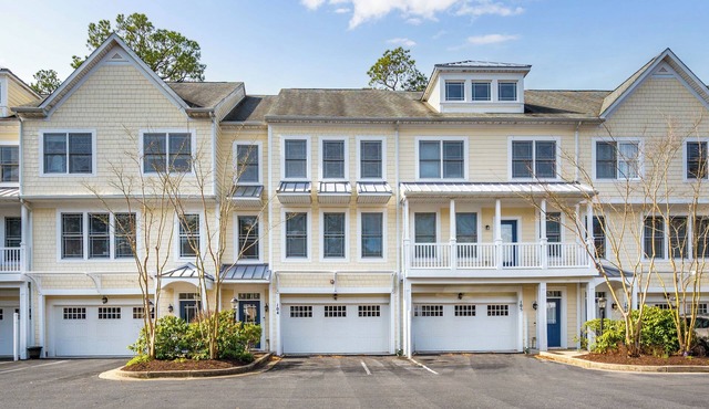 Spacious 4 BEDROOM 3 1/2 BATHROOM in Gated Resort Community