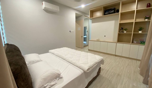 Spacious 4-bedroom 5 full bath semi-D hillside house with beds for 16pax