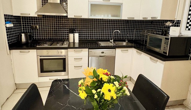 Spacious 4-bedroom apartment in central İstanbul close to metro line
