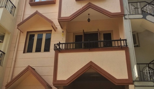 Spacious 4-bedroom Backpackers Hostel in enchanting Bengaluru with WiFi.
