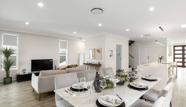 Spacious 4-Bedroom Bardon Retreat Across 2 Levels