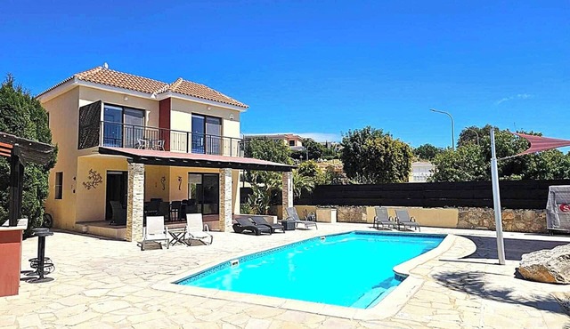 Spacious 4 Bedroom detached villa with large pool/jacuzzi, outside Bar in Paphos