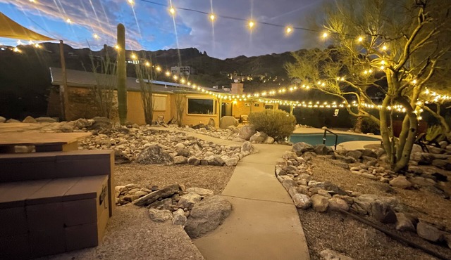 Spacious 4-Bedroom Desert Oasis: Pool Views Fire-pit Dog Friendly