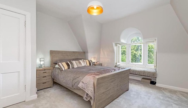Spacious 4 Bedroom Flat in Stirling