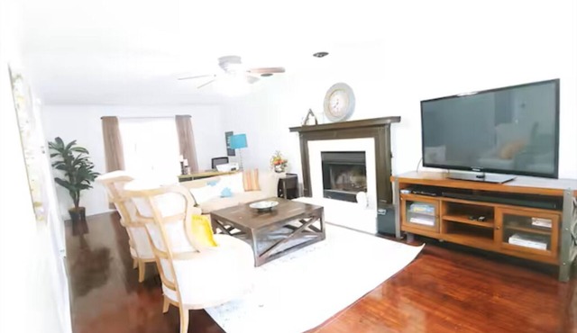 Spacious 4 bedroom Gate away - Cozy, Clean & Close to Everything