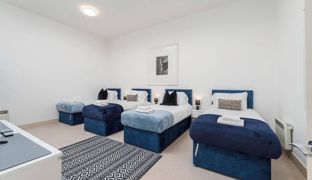 Spacious 4-bedroom home with 2 bathrooms and a modern kitchen, perfect for groups or contractors. Quiet location with easy access to Basingstoke town centre.