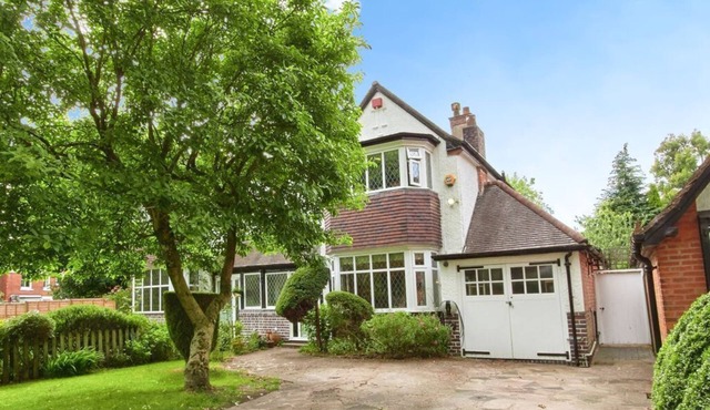 Spacious 4-Bedroom House with Parking near City Centre
