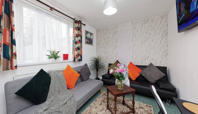 Spacious 4 -Bedroom Home in Canterbury Kent – Perfect for Business & Long Stays.