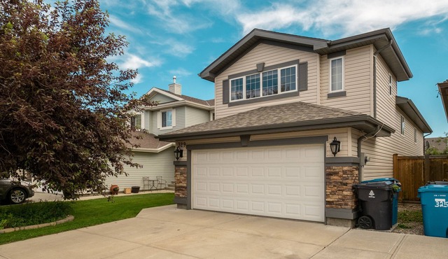 Spacious 4 Bedroom Home in Vibrant Neighbourhood
