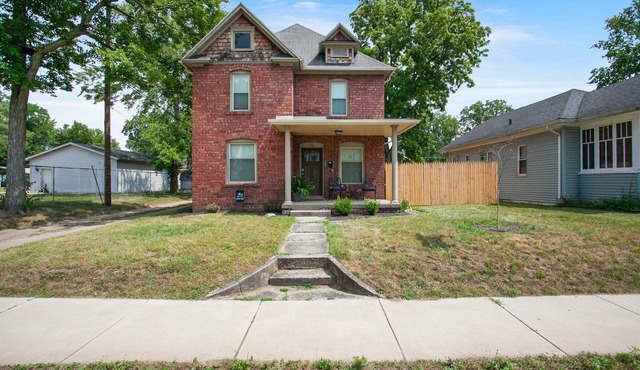 Spacious 4-bedroom house - perfect for visiting faculty, crew housing, etc.
