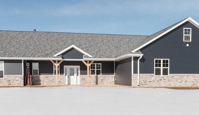 Spacious 4-bedroom house with WiFi, in Two Rivers WI, 30 miles from the draft