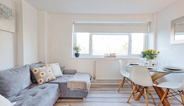 Spacious 4-Bedroom Home for 10 Guests | Free Parking | Perfect for Contractors