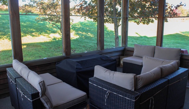 Spacious 4-bedroom house in lovely Pine Bush with WiFi, AC