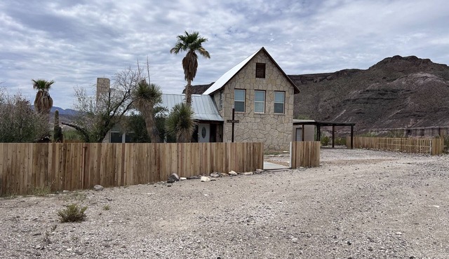 Spacious 4 bedroom home/sleeps 10/just minutes from State and National Park.