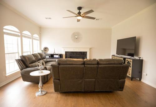 Spacious 4 Bedroom home 15 mins to DFW Airport and 30 mins from Dallas Stadium - Great for World Cup Fans !