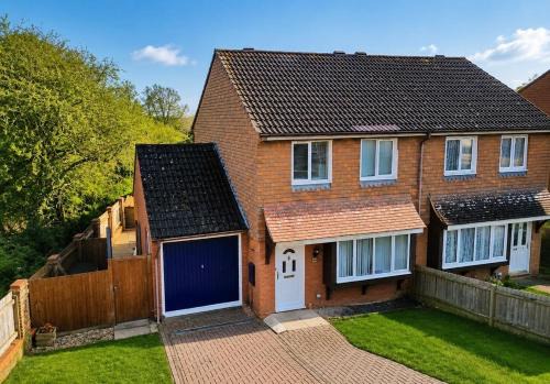 Spacious 4 Bedroom Home Free Parking Sleeps 9