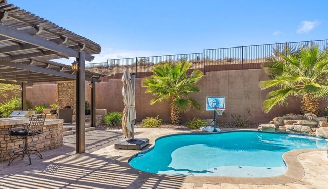 Spacious 4-bedroom home with a resort style backyard in Anthem Country Club!