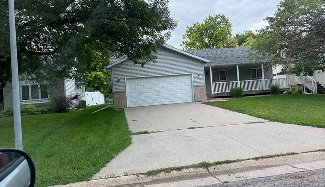 Spacious 4-bedroom house in charming Moorhead with fitness room, WiFi