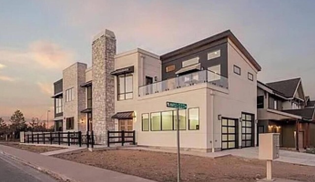 Spacious 4-bedroom house in charming Superior Modern Home with AC