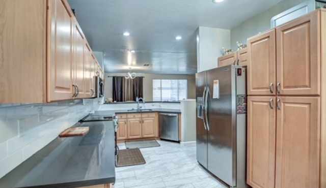 Spacious 4-bedroom house with WiFi, adjustable king bed, in phenomenal Surprise