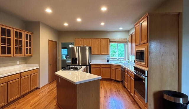 Spacious 4-bedroom house in charming Gresham with WiFi, AC, kitchen appliances,