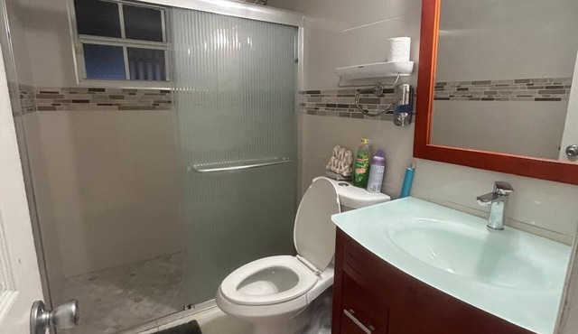 Spacious 4-bedroom house with WiFi and AC in city 5 minutes from MIA Airport