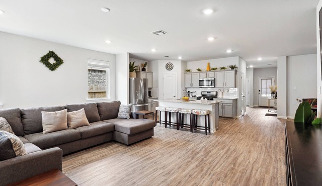 Spacious 4-bedroom house with AC and WiFi in charming Slidell