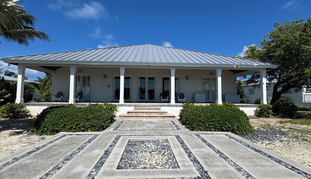 Spacious 4-bedroom house with WiFi, AC, & Filtered Water. 40ft floating Dock