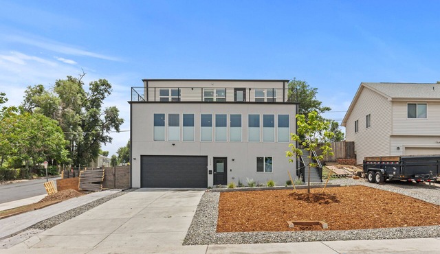 Spacious 4-bedroom house with fitness room, sauna, hot tub in vibrant Denver