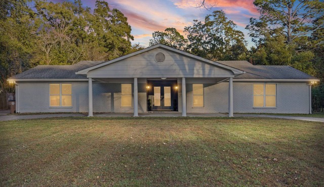 Spacious 4-bedroom house in lovely Mobile with stunning enclosed pool