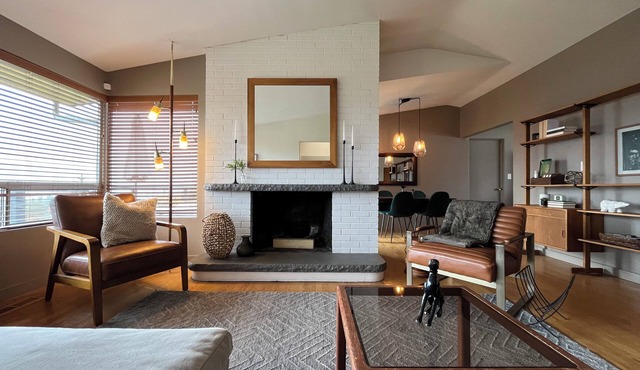 Spacious 4-bedroom Mid Century Modern View Home in Renton