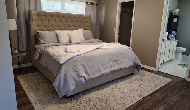 Spacious 4-bedroom oasis in charming Ocala with WiFi, AC and pool