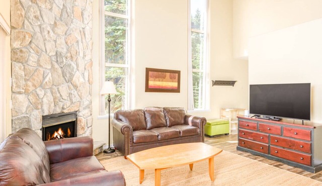 Spacious 4-Bedroom – Sleeps 12 & Private Hot Tub