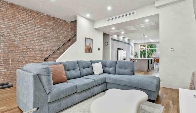 Spacious 4-bedroom townhome with WiFi and AC in marvelous Brooklyn