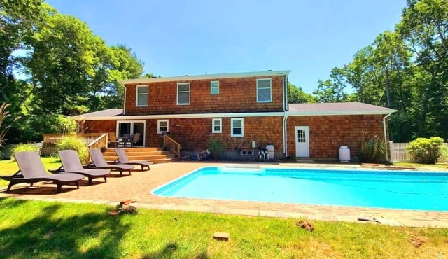 Spacious 4-bedroom house with WiFi, AC and pool in peaceful Southampton.