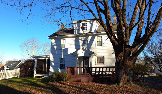 Spacious 4 Bedroom Colonial close to Old Sturbridge Village and Brimfield Fair.