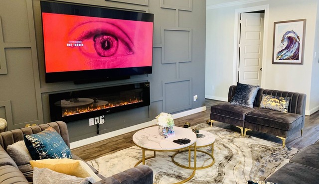 Spacious 4-bedroom With Movie Room and Pool Table