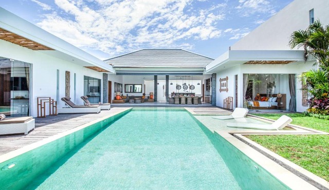 Spacious 4 BR Walking Distance to Finns Beach
