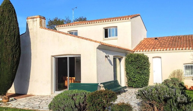 Spacious 4-Bedroom House with Private Garden, Near Beach & Shops