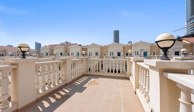 Spacious 4 sleeper Villa, JVC