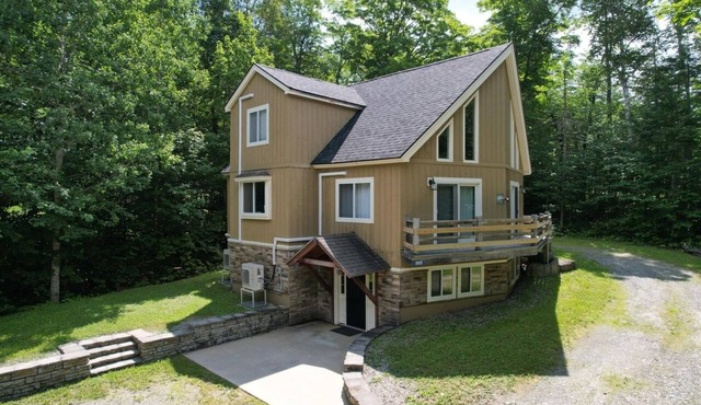 Spacious 4-bedroom house w/Hot Tub near Sugarloaf with AC, WiFi, bonus room
