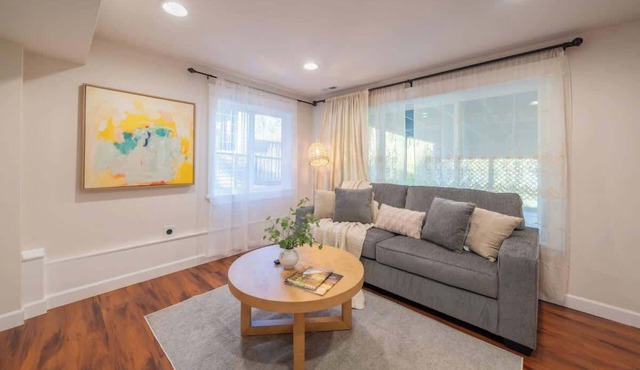 Spacious 4b2b house/Partial lake views/Backyard