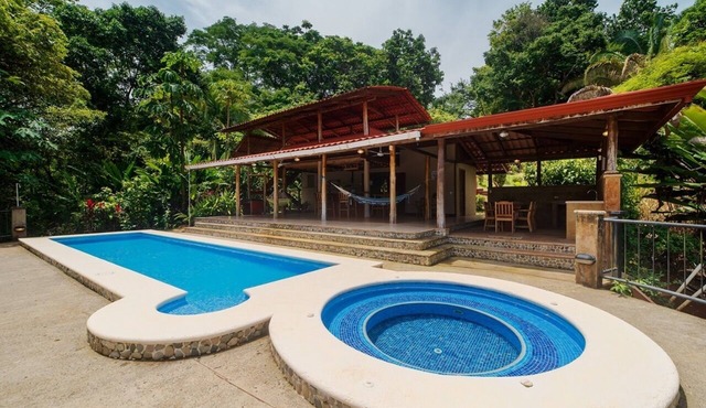Spacious 4bdr property - 10p, Pool & Wi-Fi, perfect for retreats! Min to beach!
