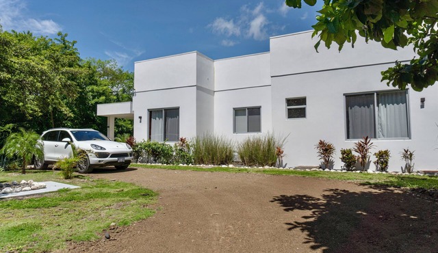 Spacious 4bedroom villa plus 2 bedroom guest house same property.
